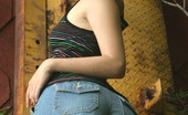  66434 Sexy teen in jean shorts
