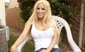  68842 Gina Lynn Gina Lynn Interviewed by Director of her latest DVD in the yard of the shoot house
