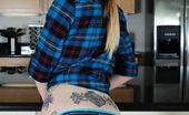 Ivy Snow 85492 Strips Off Her Tight Denim Jeans And Fucks Herself On The Counter Top
