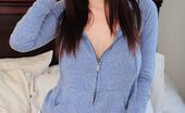Ivy Snow 85573 Strips Off Her Hoodie And Masturbates Till She Cums
