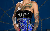 Hot And Mean Skin Diamond and Bonnie Rotten Double Dildo Dommes 97135 Bonnie Rotten's retiring from her kinky business and hanging over her studio to a new dominatrix. Wh... 
