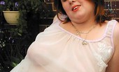 BBW Sex Videos 119210 Amateur Fat Girl Posing and Teasing in a Bench
