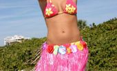 Karen Dreams 126725 Hula Teen Shakes Her Can
