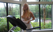 Public Flash 137276 Trixie Flashing At Her Apartment Complex
