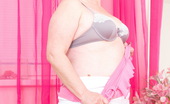 Mature.nl 140833 This Naughty Housewife Loves To Get Dirty
