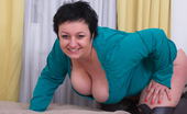 Mature.nl 140920 Big Breasted Mature Slut Showing Off Her Best Assets
