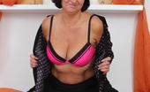 Mature.nl 140961 Naughty Housewife Getting Her Groove On
