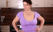 Mature.nl 141065 Naughty Housewife Playing In The Kitchen
