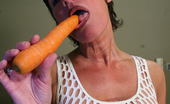 Mature.nl 141312 Kinky Mature Slut Getting Wet With A Carrot

