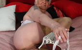 Mature.nl 141349 Kinky Mature Kim Gets Wild On Her Bed
