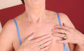 Mature.nl 141455 This Classy Housewife Plays With Her Pussy
