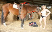 Mature.nl 141474 Mature Slut Playing With Herself In A Barn
