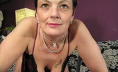 Mature.nl 141611 This Lonely Housewife Knows How To Please Herself
