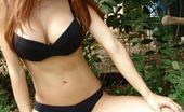 La Zona Modelos 172799 Xiomara Strips In The Jungle
