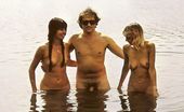 Rodox Gallery Th 15857 T 178714 Lucky Retro Guy Humps Two Hairy Seventies Ladies Outdoor
