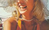 Rodox Gallery Th 15857 T 178714 Lucky Retro Guy Humps Two Hairy Seventies Ladies Outdoor
