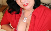 Mature.eu 182644 Big Breasted Mama Shakes Her Big Booty

