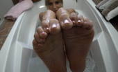 Naughty Sarah At Home 185714 Naughty Sarah In The Bathtub Naughty Sarah As Hot As Usual Take Off All Her Sexy Clothes And Get Into The Bathtub To Take A War And Relaxing Bath While She Spread Her Nice Legs Showing Her Tight Young Ass And Pussy Wide Open In Front Of The Camera, And To