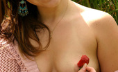 Spunky Angels Kandie 189694 18 Year Old Kandie Gets Naked And Enjoys Some Strawberrys In A Park Kandiepinkmeshandstrawberriesnn
