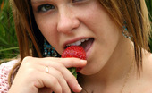 Spunky Angels Kandie 189694 18 Year Old Kandie Gets Naked And Enjoys Some Strawberrys In A Park Kandiepinkmeshandstrawberriesnn
