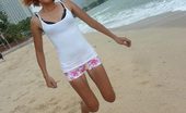 Thai Girls Wild Wimon 204889 Skinny Thai Poses And Shows Her Pussy On The Beach
