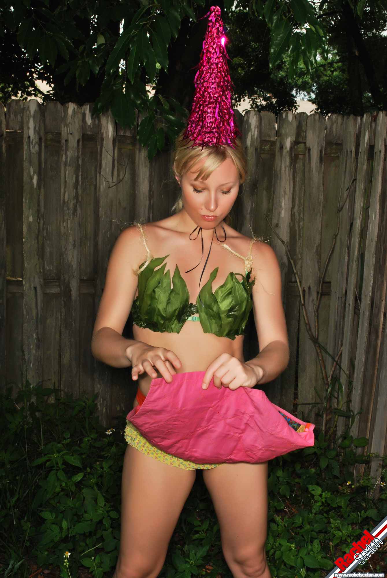 Rachel Sexton Is Gnome Alone Stripping In The Yard 206208