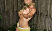 Rachel Sexton 206208 Is Gnome Alone Stripping In The Yard
