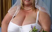 Big Bouncing Boobies Kelly Gives Her Best Man A Solid Bridal Blowjob
