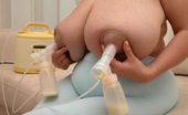 Maxi Moom 232059 Draining Milk From Titanic Tits With The Pump
