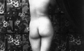 Vintage Classic Porn Vintage Horny Girls Love Posing Naked Backwards In Thirties
