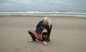 UK Flashers 277662 Blondie Pissing In The Beach
