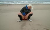 UK Flashers 277662 Blondie Pissing In The Beach
