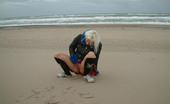 UK Flashers 277662 Blondie Pissing In The Beach
