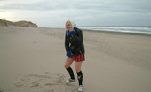 UK Flashers 277662 Blondie Pissing In The Beach
