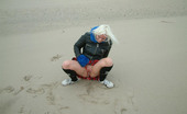 UK Flashers 277662 Blondie Pissing In The Beach
