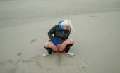 UK Flashers 277662 Blondie Pissing In The Beach
