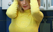 Anna Smart Yellowshirt Braless In Tight Shirt
