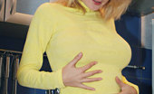 Anna Smart Yellowshirt 285777 Braless In Tight Shirt
