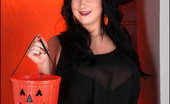 Rachel Aldana Rachel HalloweenHooters Set2 286399 Rachel Aldana In Costume In This Halloween Shoot
