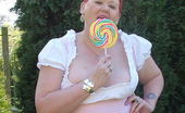 TAC Amateurs Lollipop Out In The Sun With My Country Gal Frock On Sucking A Huge Lolly
