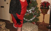 TAC Amateurs Under The Xmas Tree 318256 Oh Look, Its Girdlegoddess Under The Christmas Tree. This Mature MILF Is Looking For Something Fun Under That Tree. HHmm
