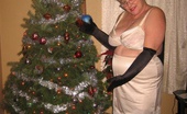 TAC Amateurs Under The Xmas Tree 318256 Oh Look, Its Girdlegoddess Under The Christmas Tree. This Mature MILF Is Looking For Something Fun Under That Tree. HHmm
