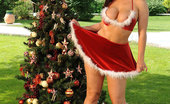 DDF Busty Aria Giovanni 322177 Ms Clause Shows Us Her Big Juicy Holiday Tits And Xmas Pie!
