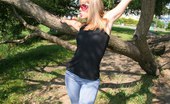 Upskirt Collection
 Blonde cutie in hot sexy jeans
