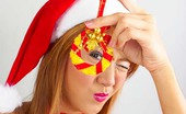 88 Square Jassy Maran 402876 Santa'S Favorite Little Helper Jas Shows Her Gifts
