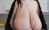 Divine Breasts 409956 Alice 85JJ Big Tits Tease
