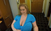 Divine Breasts 413700 Reyna Bodacious Big Boobs
