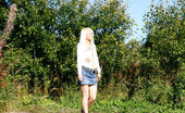 Pee Hunters 418611 Blonde Cutie Tinkles On The Shoulder Of Country Road
