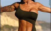 Muscularity Ava Jordan 419290 Ripped And Erotic Ava Is One Of The Naughtiest Woman I Know, She Is A Fitness MILF And A Figure Competitor. This Is Ava'S First Shoot In 8 Years, She Has Fun Playing And Stripping Off In The Sand While She Flexes.
