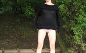 Hot Pissing Pissing In The Park Beauty Wants To Pee So Much That Does Not Hesitate To Piss In The Park

